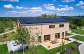 Eine Photovoltaik-Anlage versorgt das KfW-55-Musterhaus „Lichtblick“ in Erkheim mit eigenem Solarstrom. (Foto: Baufritz)