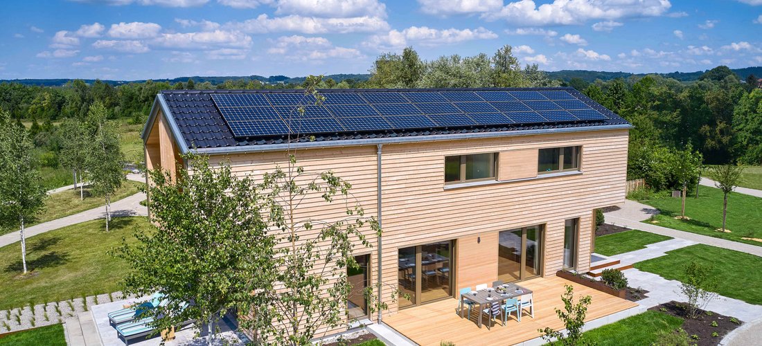 Eine Photovoltaik-Anlage versorgt das KfW-55-Musterhaus „Lichtblick“ in Erkheim mit eigenem Solarstrom. (Foto: Baufritz)