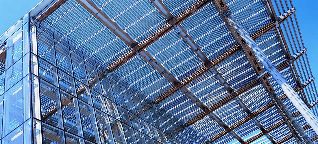 Solar-Fassade der Akademie in Herne (Foto: Stadtwerke Herne)