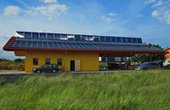 Den zum Trocknungsprozess erforderlichen, bereits minimierten Strombedarf liefert die Solarstromanlage mit einer Nennleistung von 27 kWp. Foto: Grammer