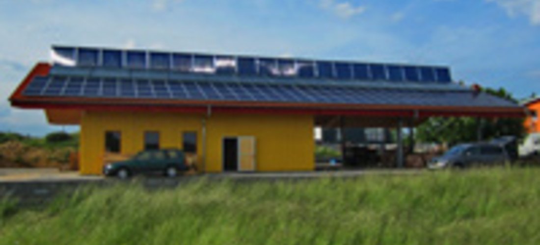 Den zum Trocknungsprozess erforderlichen, bereits minimierten Strombedarf liefert die Solarstromanlage mit einer Nennleistung von 27 kWp. Foto: Grammer