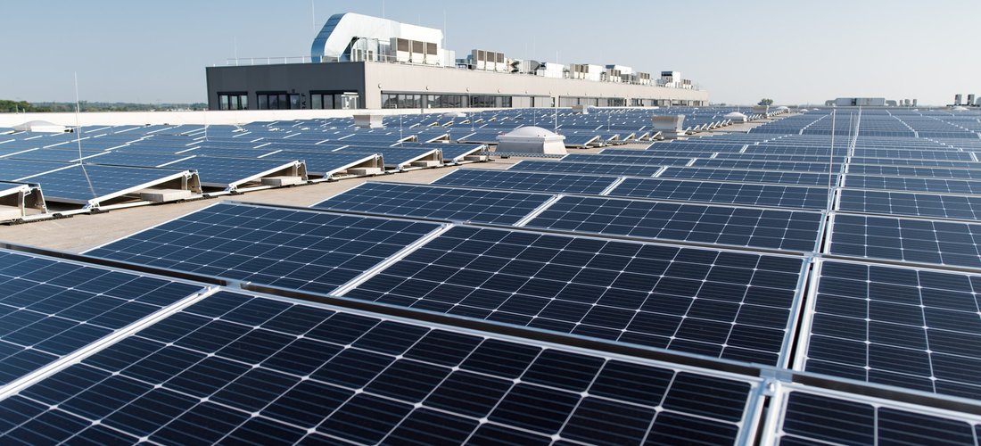Hier sehen Sie die Solarmodule auf dem Logistikzentrum in Lahr (Foto: SE Zalando)