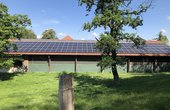 Hier sehen Sie die Photovoltaikmodule auf dem Stall des Klosterberghofs in Essen-Horst (Foto: Franz Sales Haus)