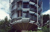 Durch die raffinierte, drehbare PV-Anlage wird gleich fünfmal so viel Solarstrom erzeugt, wie im Baumhaus eigentlich gebraucht wird. (Foto: Rolf Disch)