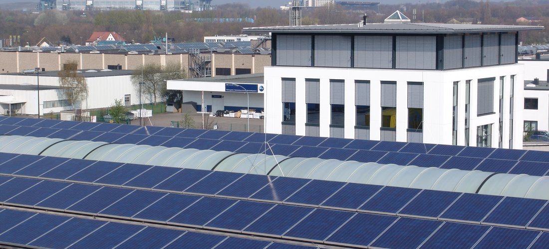 Solarmodule auf dem Dach der LOXX Logistik in Gelsenkirchen (Foto: LOXX Holding GmbH)