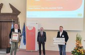 In feierlichem Rahmen nahmen Andreas Müller (rechts) und Steffen Müller die begehrte Auszeichnung aus den Händen von Hubert Aiwanger Staatsminister für Wirtschaft, Landesentwicklung und Energie entgegen. (Foto: Marco Lambart/Alois Müller)