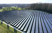 Solarpark in Glücksburg an der Ostsee aus der Vogelperspektive (Foto: phovo.de)