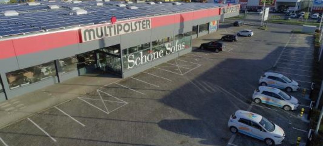 Die 8 Ladepunkte für Elektro-Fahrzeuge werden direkt aus der Photovoltaikanlage mit über 1700 Modulen vom Nachbardach gespeist. Foto: WestfalenWIND