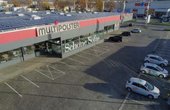 Die 8 Ladepunkte für Elektro-Fahrzeuge werden direkt aus der Photovoltaikanlage mit über 1700 Modulen vom Nachbardach gespeist. Foto: WestfalenWIND