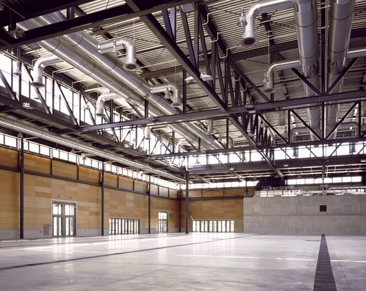 Die Anlage erzeugt auf einer Fläche von ca. 6.500 m² jährlich etwa 235.000 kWh regenerativen Strom. Dies entspricht dem Jahresverbrauch von ca. 70 Vier-Personen-Haushalten. Foto: Messe 