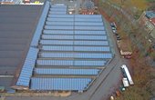 Photovoltaik-Module auf dem Dach der Firmenhalle in Weida (Bildrechte: WI Energy GmbH)