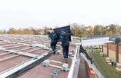 Sicher verdrahtet: An der Dachkante wird nur mit Geschirr und Sekuranten gearbeitet. (Foto: Berliner Stadtwerke/ Reiner Freese)