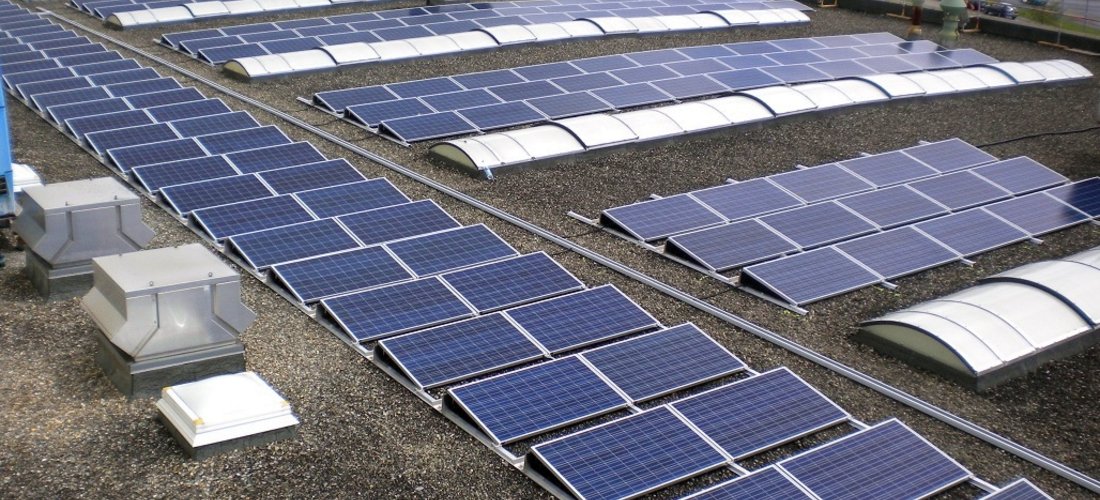 Hier sehen Sie die PV-Module auf dem Dach der Paul Hafner GmbH (Foto: EnBW)