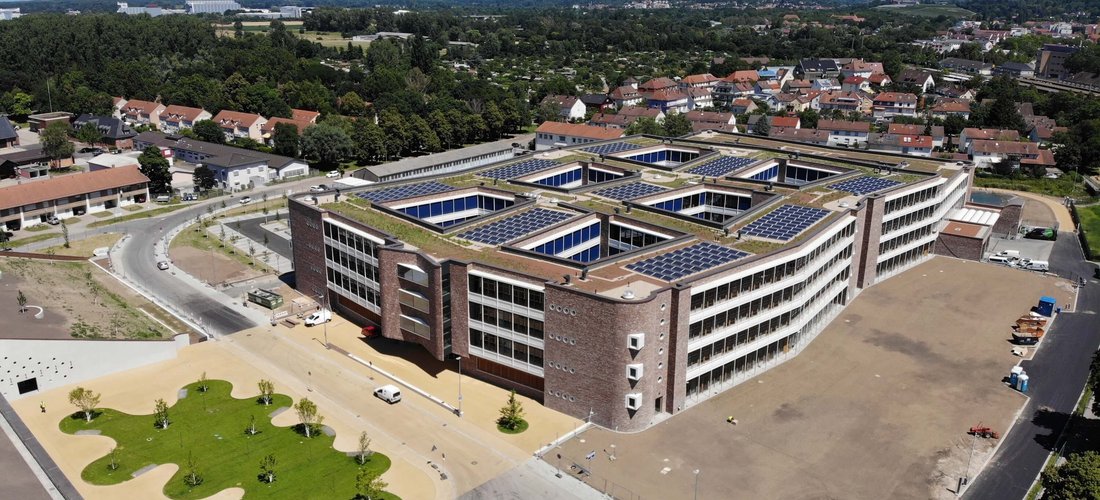 Hier sehen Sie die PV-Anlagen auf dem Dach von dm (Foto: dm/Tobias Rieger)