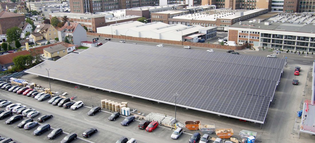 Eine 2,5 MW Photovoltaik-Anlage dient als Solar-Carport bei ZF in Schweinfurt. (Foto: ZF)