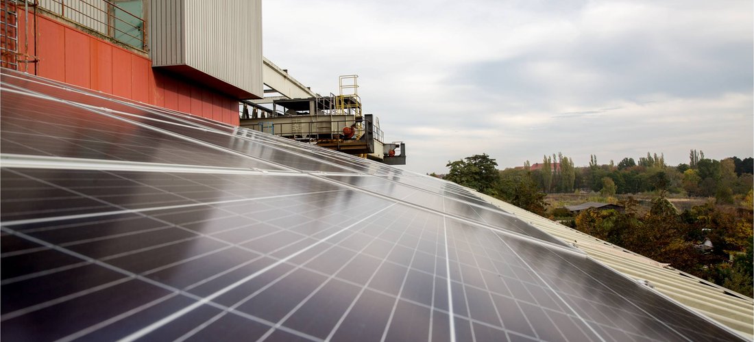 Schlüsselfertige Solaranlage auf Betriebshof in Berlin-Neukölln (Foto: BSR/ Petra Lang)