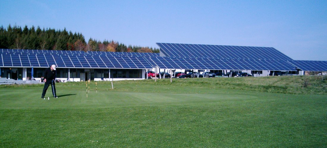 Solarmodule auf dem Golfplatz in Bad Saulgaul (Foto: AZUR Solar GmbH)