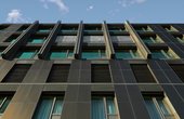 Mehr als 600 bronzefarbene Solarfassadenmodule von AVANCIS generieren Strom mit einem jährlich prognostizierten Ertrag von über 50 MWh. (Foto: AVANCIS GmbH)