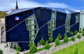 Hier sehen Sie die PV-Fassade am Hauptgebäude der Volksbank Karlsruhe (Foto: Volksbank Karlsruhe eG)