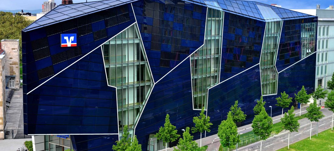 Hier sehen Sie die PV-Fassade am Hauptgebäude der Volksbank Karlsruhe (Foto: Volksbank Karlsruhe eG)