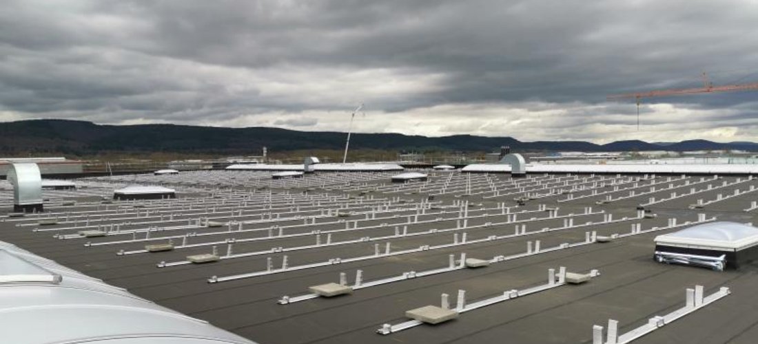 Für die Solarstromanlage nutzte Schoenergie die reichlich vorhandenen Dachflächen des Tierfutterherstellers. Insgesamt 4.670 Photovoltaikmodule fanden dort Platz und ermöglichen die direkte Umwandlung von Sonnenstrahlen in Strom. Foto: Schoenenergie