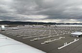 Für die Solarstromanlage nutzte Schoenergie die reichlich vorhandenen Dachflächen des Tierfutterherstellers. Insgesamt 4.670 Photovoltaikmodule fanden dort Platz und ermöglichen die direkte Umwandlung von Sonnenstrahlen in Strom. Foto: Schoenenergie