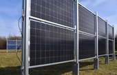 Bei den senkrechten Agri-PV-Modulen in Gersthofen bleiben die etwa ein Meter breiten Wiesenstreifen unter den Modulen unbewirtschaftet. (Quelle: LEW / Bernd Feil)