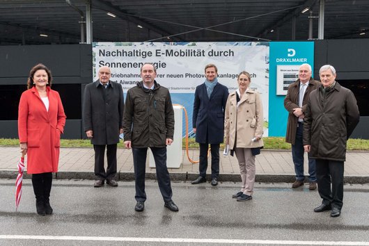 Feierliche Übergabe des Solardachs am 16.10.2020 in Vilsbiburg (Foto: DRÄXLMAIER Group Fritz Dräxlmaier GmbH & Co. KG) Feierliche Übergabe des Solardachs am 16.10.2020 in Vilsbiburg (Foto: DRÄXLMAIER Group Fritz Dräxlmaier GmbH & Co. KG)