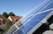 Waldorfschule installiert Solarzellen auf Dach (Foto: Naturstrom AG)