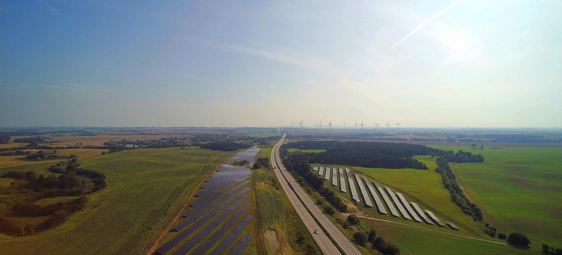 Hier sehen Sie die PV-Paneele des Solarparks Nadrensee im Landkreis Vorpommern-Greifswald (Foto: Stadtwerke Tübingen)