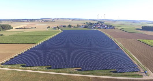 Der Solarpark Berching-Schweigersdorf aus der Luft. (Quelle: E.ON) Der Solarpark Berching-Schweigersdorf aus der Luft. (Quelle: E.ON)