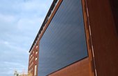 Blick auf die Photovoltaik-Fassade des Speicher7 in Mannheim (Foto: phovo.de)