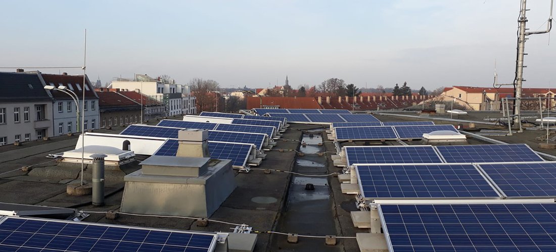 PV-Anlage dem Dach der Polizeiwache in Berlin-Weißensee (Foto: Energiegewinner eG)
