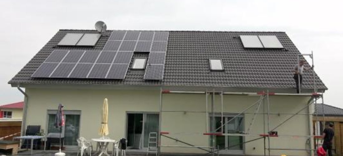 Halb voll ist nicht genug: Die PV-Anlage wurde auf 9,96 kWp erweitert. Foto: E3/DC