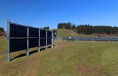 Mit der 3 kWp starken PV-Anlage in Biessenhofen soll getestet werden, welche Erträge sich mit bifazialen Modulen erzielen lassen. (Foto: LEW / Bernd Feil)