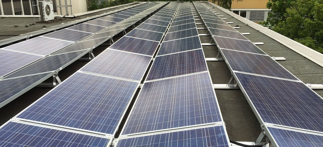 Hier sehen Sie die Solarmodule auf dem Dach der IT-Firma in Nürnberg (Foto: iKratos Solar und Energietechnik GmbH)