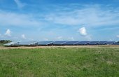 Auf dem Gelände des ehemaligen Munitionsdepots in Uttenreuth hat der Ökostrom-Pionier NATURSTROM den 2014 verwirklichten Freiflächen-Solarpark um eine Anlage mit einer installierten Leistung von 750 Kilowatt ergänzt. Ende Mai ging die Erweiterung ans Netz, die pro Jahr voraussichtlich 770.000 Kilowattstunden elektrische Energie erzeugen wird. Foto: Naturstrom
