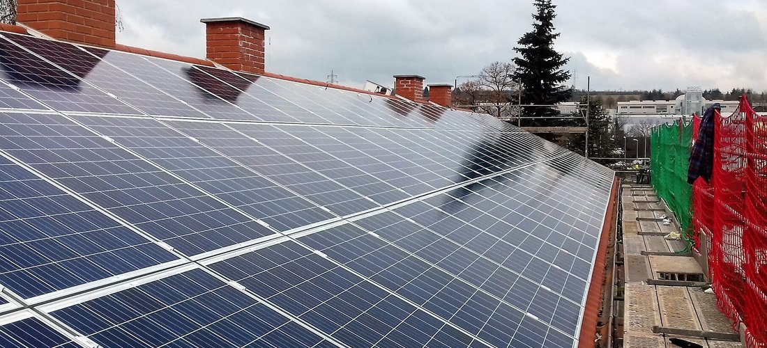 Auf dem Dach im Geranienweg in Kaiserslautern sorgt eine 44 kWp Photovoltaikanlage für umweltfreundlichen Solarstrom. (Foto: Energiegenossenschaft Lauterstrom eG)