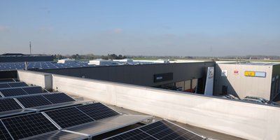 Solaranlage auf dem Flachdach des Autohauses Dresen in Korschenbroich (Foto: IBC Solar)