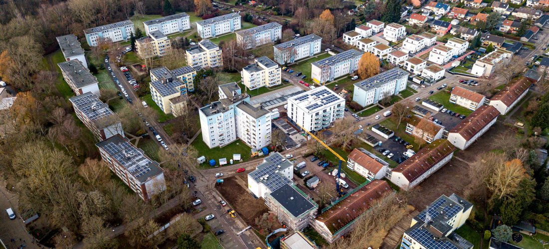 Blick auf die Photovoltaikanlagen der Vonovia-Siedlung in der Bärendorfer Straße in Bochum-Weitmar. (Foto-Quelle: Simon Bierwald / Vonovia)
