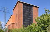 Solaranlage in der Fassade des Greenpeace-Lagers in Hamburg (Foto: phovo.de)