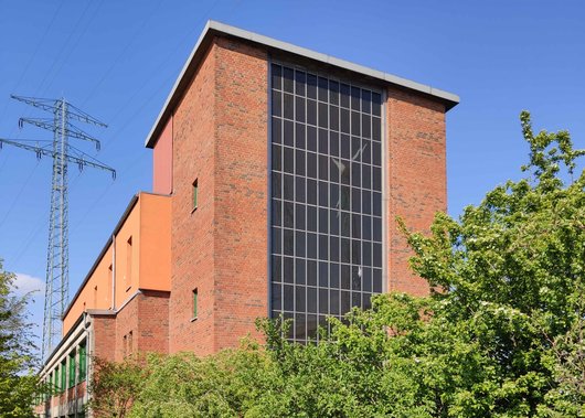 Solaranlage in der Fassade des Greenpeace-Lagers in Hamburg (Foto: phovo.de)
