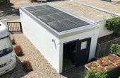 Die PV-Anlage in Erfurt mit knapp 3 Kilowatt Leistung erzeugt umweltschonend Strom und schützt die Garage vor Wärme. (Foto: Solardach24 / Robert Fichtner)