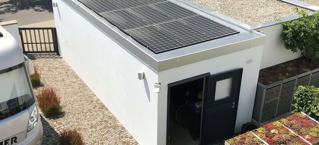 Die PV-Anlage in Erfurt mit knapp 3 Kilowatt Leistung erzeugt umweltschonend Strom und schützt die Garage vor Wärme. (Foto: Solardach24 / Robert Fichtner)