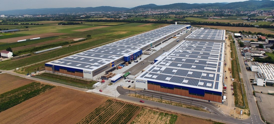 Die Aufdachanlage von Pfenning Logistics in Heddesheim ist eine der größten Aufdach Photovoltaikanlagen in Europa mit 8,1 MWp. (Copyright: WIRSOL Aufdach GmbH)