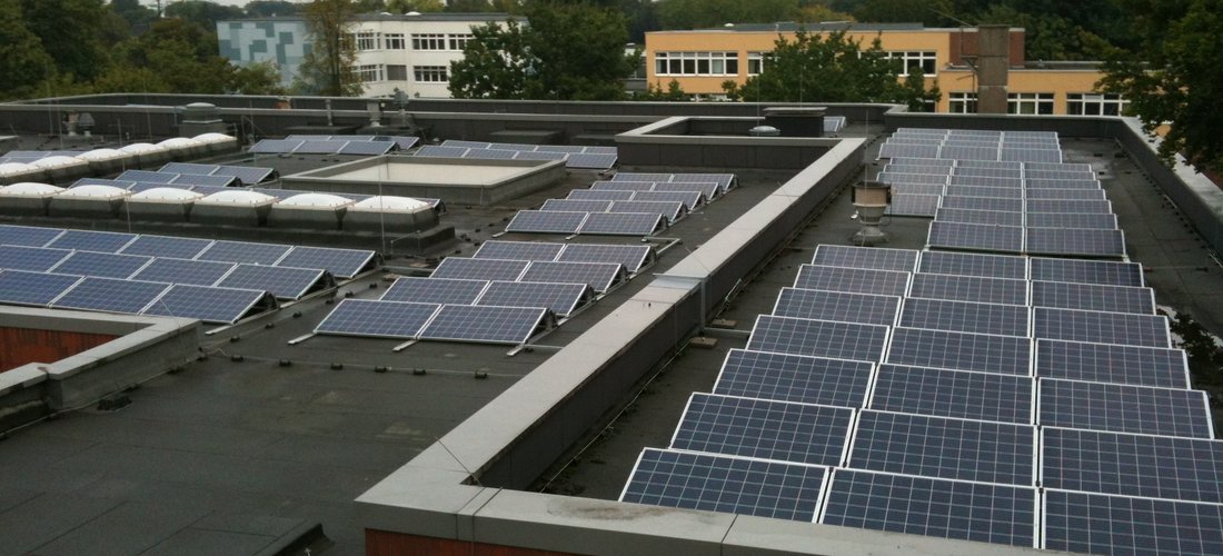 Solarmodule auf einer Gesamtschule in Bochum erzeugen nachhaltigen Strom (Foto: BEG-58)