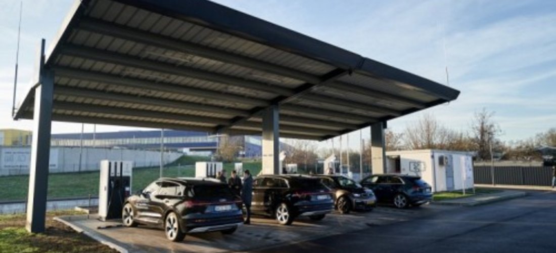 Der Ladepark in Duisburg kombiniert über ein intelligentes Energiemanagementsystem vier Gleichstrom-Schnellladestationen mit je 150 kW Leistung, zwei Wechselstrom-Ladestationen mit je 2 x 22kW, eine Batteriestation mit 210 kWh Kapazität sowie ein Solardach. Foto: Innogy