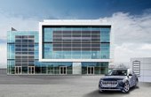 Das Audi Brand Experience Center nutzt eine PV-Fassade mit transparenten Modulen zur eigenen Solarstromversorgung. (Bild-Nr: A1916356 / Copyright: AUDI AG)
