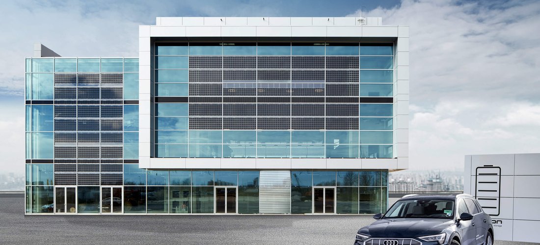 Das Audi Brand Experience Center nutzt eine PV-Fassade mit transparenten Modulen zur eigenen Solarstromversorgung. (Bild-Nr: A1916356 / Copyright: AUDI AG)