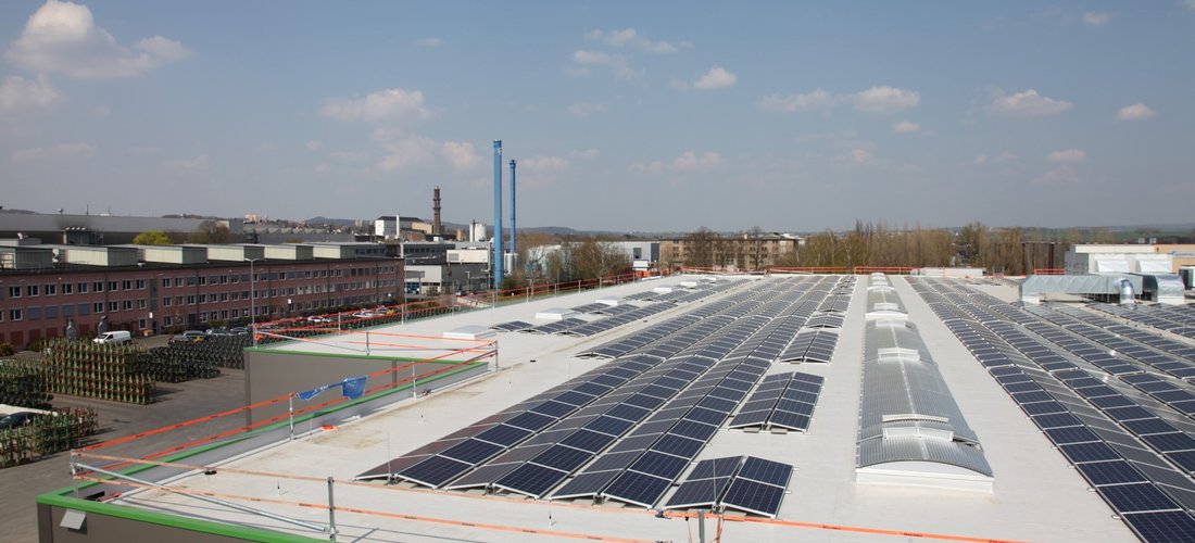 Hier sehen Sie die PV-Anlage auf dem Werk in Kassel (Foto: Daimler AG)